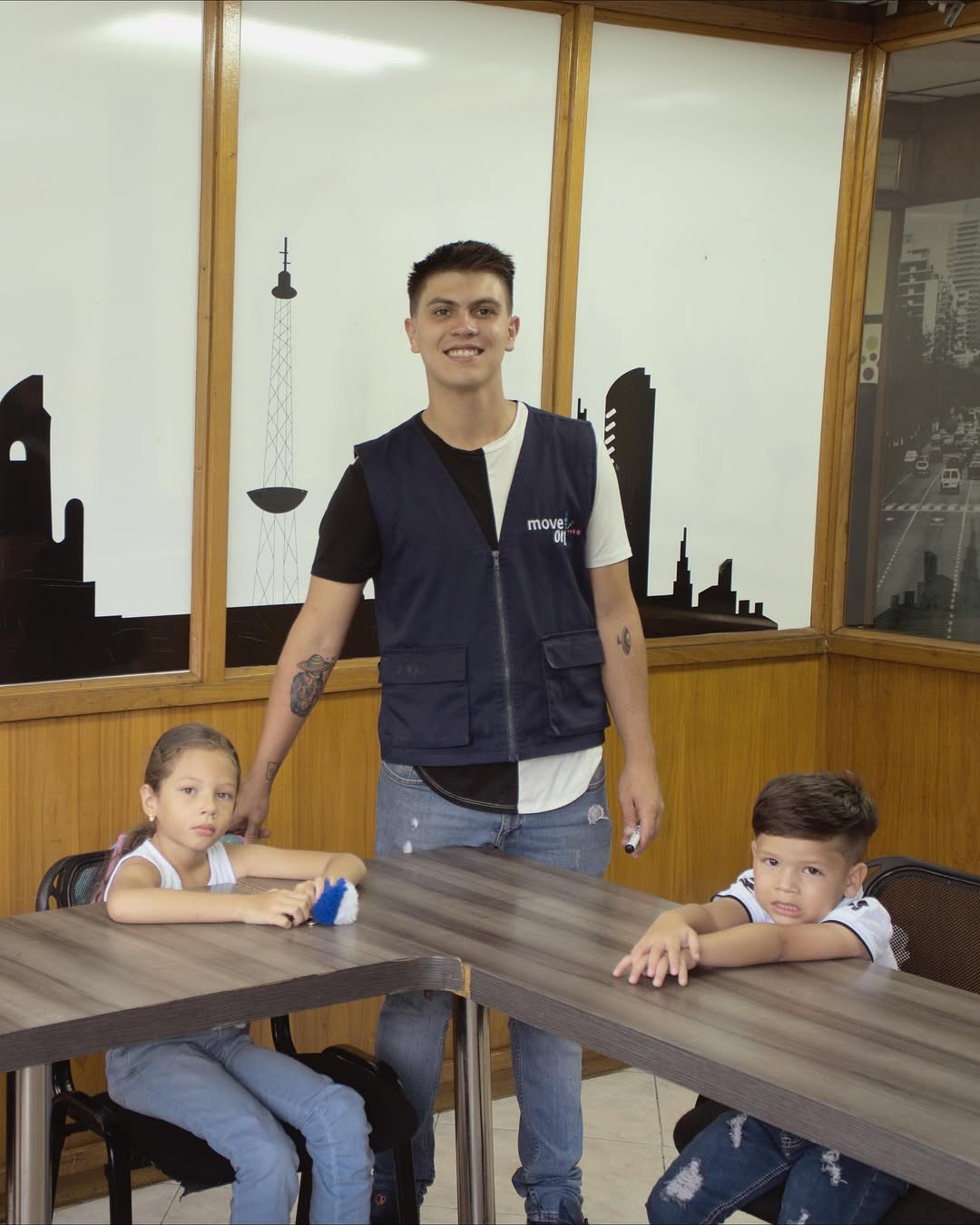 Publicación de MOA Academy con estudiantes en jornada especial.